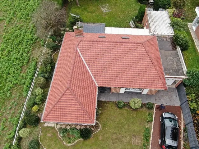Vue aérienne par drone d'une toiture rénovée en tuiles terre cuite sur maison individuelle, métropole lilloise