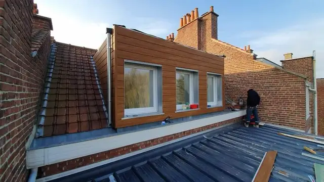 Création d'une lucarne à bardage aspect bois avec triple fenêtre sur toiture métallique, métropole lilloise