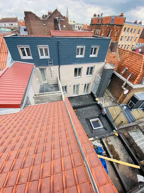 Rénovation complète en centre-ville : tuiles neuves, toiture-terrasse EPDM et fenêtre de toit, métropole lilloise