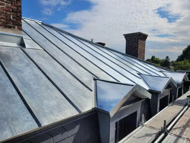 Toiture en zinc à joint debout achevée avec trois lucarnes habillées de zinc, métropole lilloise