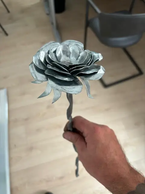 Rose ornementale façonnée à la main en zinc, savoir-faire de zinguerie, métropole lilloise