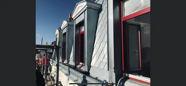 Rénovation de brisis en ardoise et lucarnes sur échafaudage, métropole lilloise