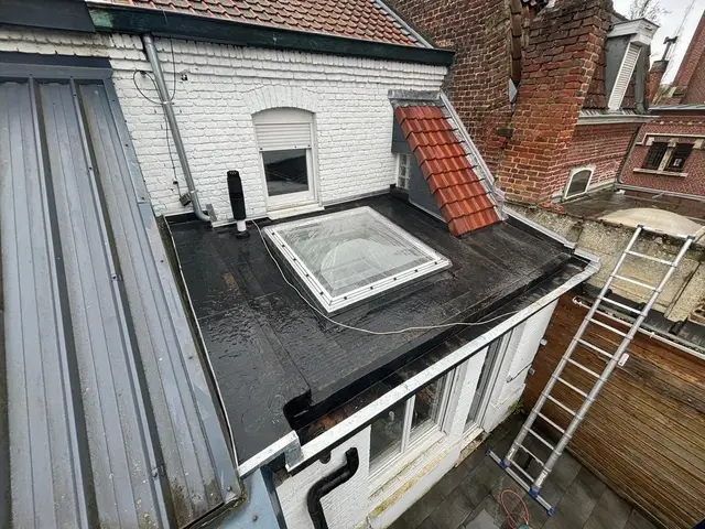 Étanchéité bitume d'un toit plat d'extension avec puits de lumière, métropole lilloise
