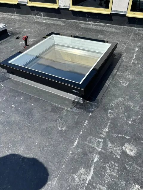 Fenêtre de toit plat VELUX posée sur étanchéité bitume, métropole lilloise