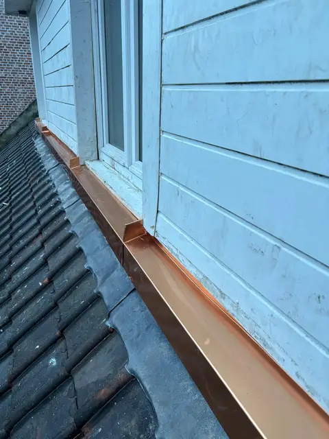 Solin en cuivre neuf au pied du bardage d'une lucarne, métropole lilloise