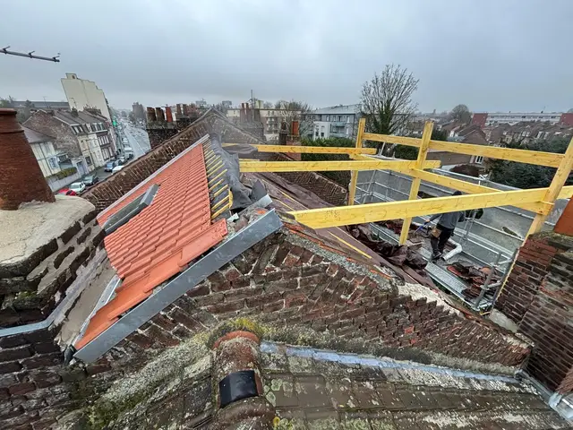 Rénovation de toiture en tuiles mécaniques neuves avec garde-corps de sécurité en bois, métropole lilloise