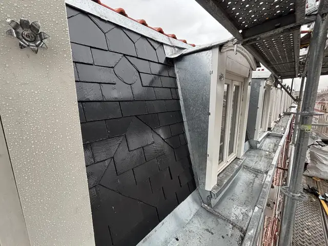Habillage en ardoise avec motif losange et jouée de lucarne en zinc neuf, métropole lilloise