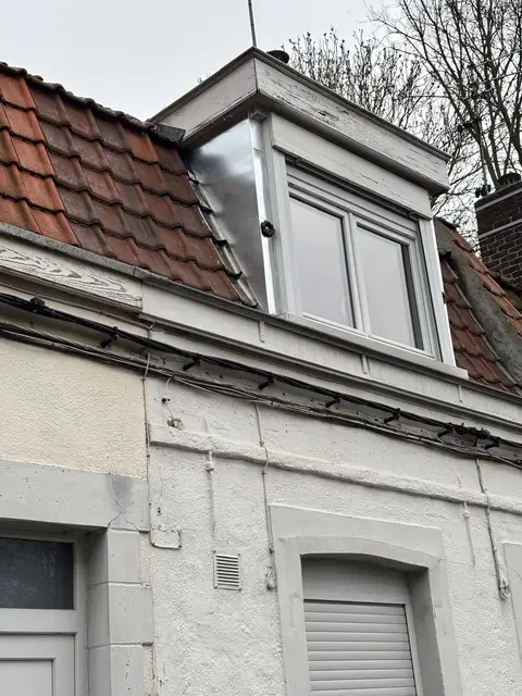 Jouée de lucarne habillée en zinc neuf sur toiture en tuiles panne, métropole lilloise