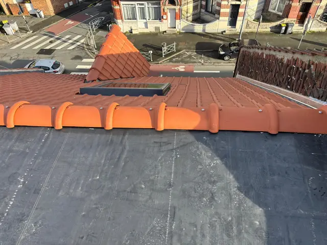 Toiture neuve en tuiles mécaniques avec fenêtre de toit et étanchéité EPDM de toit plat, métropole lilloise