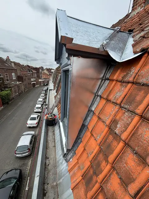 Habillage en zinc neuf d'une lucarne sur toiture en tuiles anciennes, métropole lilloise