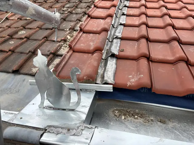 Réfection de toiture en tuiles terre cuite avec noue en zinc et chat décoratif soudé, métropole lilloise