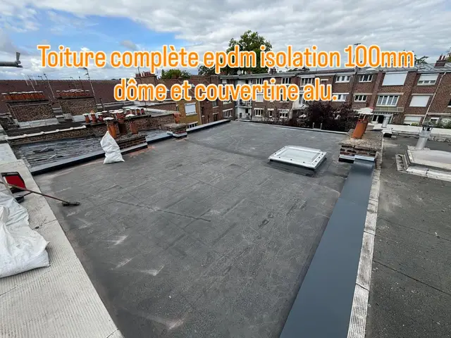 Toiture plate en membrane EPDM avec isolation 100 mm, dôme et couvertines aluminium, métropole lilloise