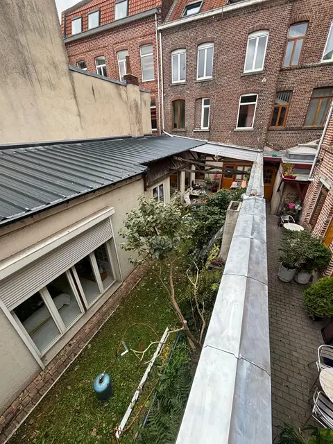 Couvertine en zinc sur mur de cour intérieure et toiture bac acier anthracite, métropole lilloise