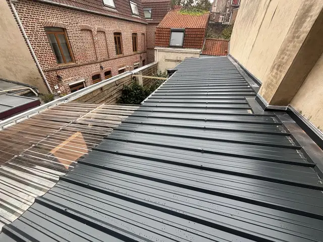 Toiture en bac acier anthracite neuve raccordée à des plaques de polycarbonate, métropole lilloise