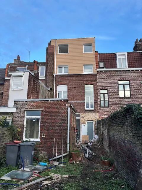 Surélévation avec bardage effet bois sur maison de ville en briques, métropole lilloise