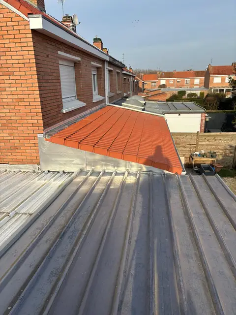Extension couverte de tuiles orange neuves avec habillage de rive en zinc, métropole lilloise