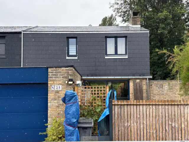 Bardage en ardoises noires sur l'étage d'une maison rénovée, métropole lilloise