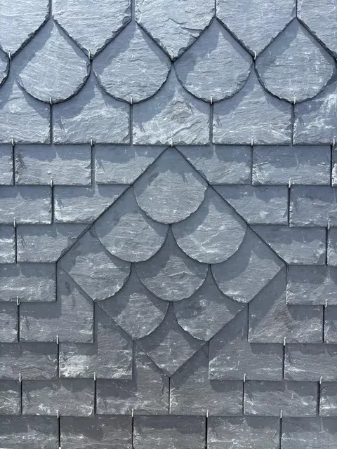 Détail d'ardoises naturelles crochetées avec motif décoratif en écailles et losange, métropole lilloise