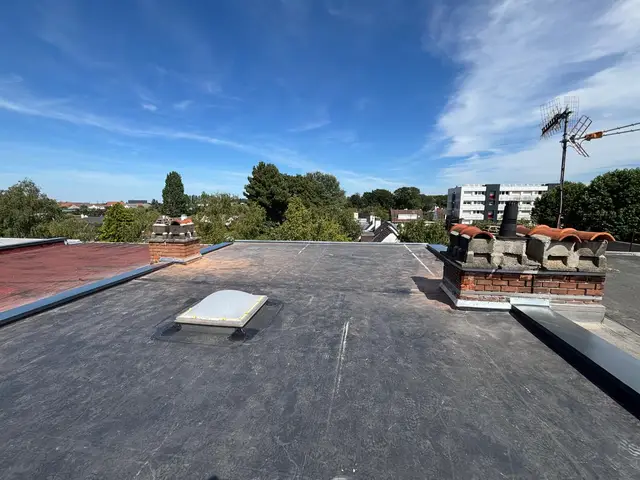 Toit plat étanché en membrane EPDM avec lanterneau et souches de cheminée rénovées, métropole lilloise