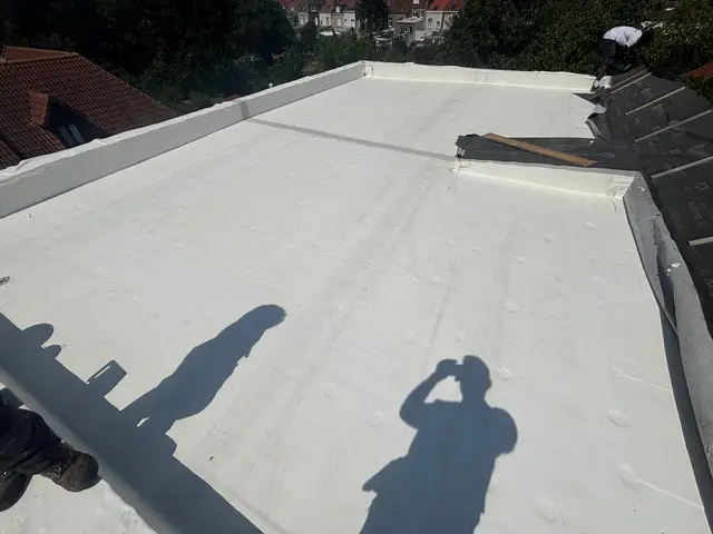 Membrane d'étanchéité blanche en cours de pose sur un toit-terrasse, métropole lilloise